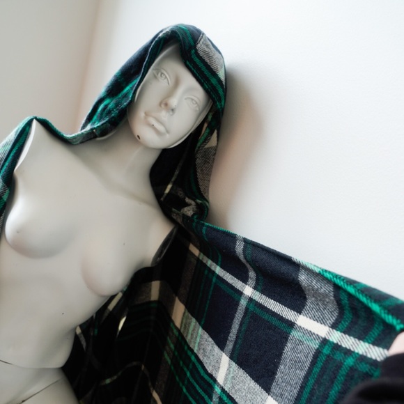 NWOT 💚💙 Urban Outfitters Plaid Hooded Poncho Wrap - O/S Navy Blue & Green - Picture 1 of 12